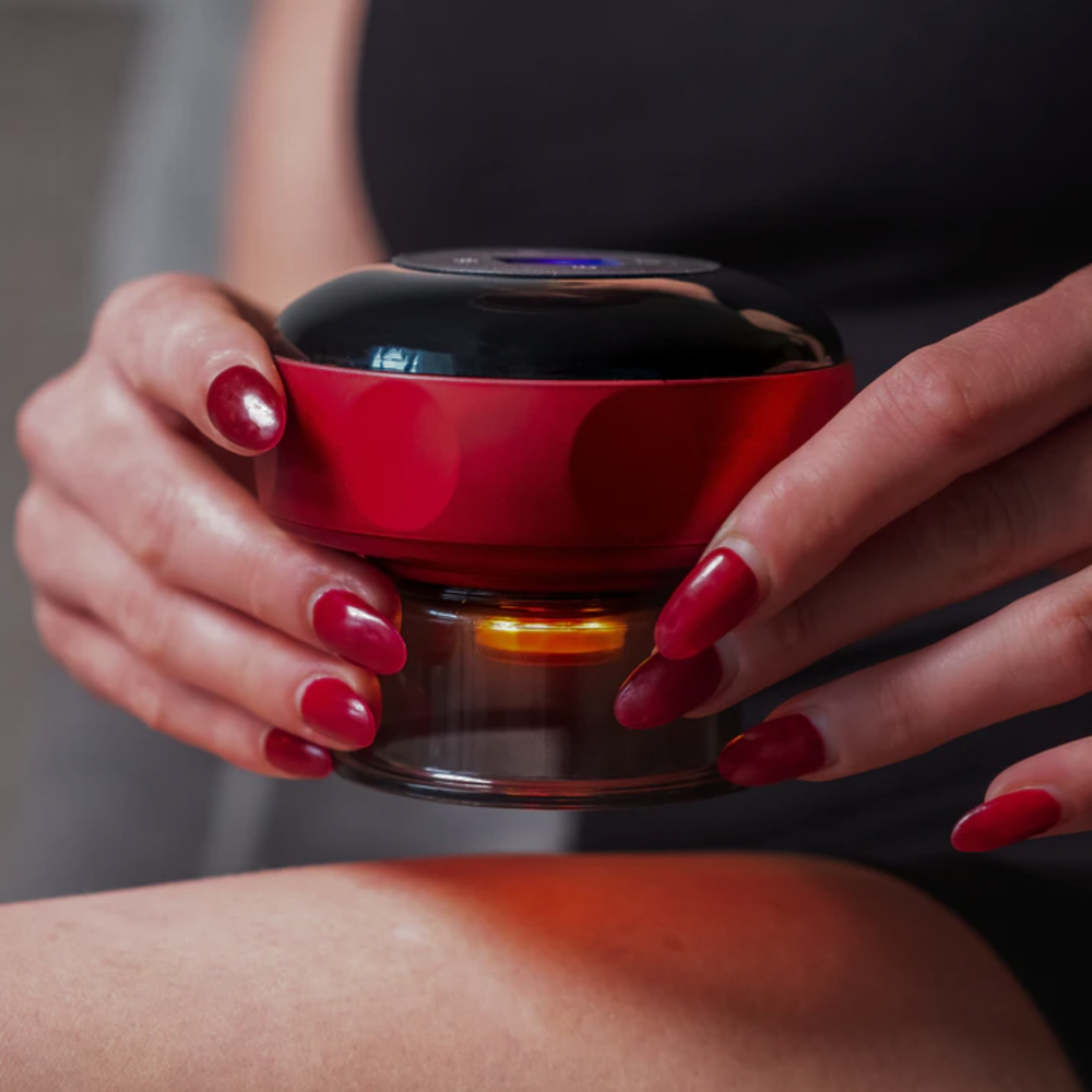 RELAXI Schröpfgerät in der Hand